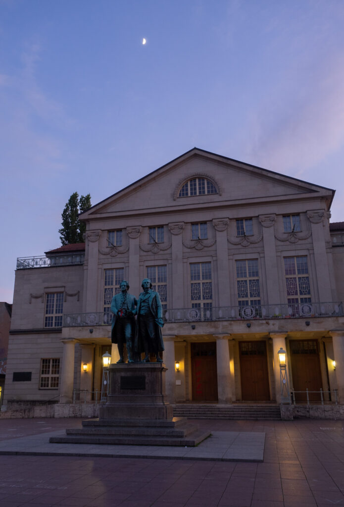 Theaterplatz in Weimar mit Goethe- und Schillerdenkmal